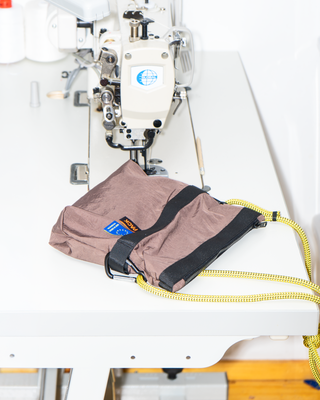 Small Zip Sling · A101 · magnet brown