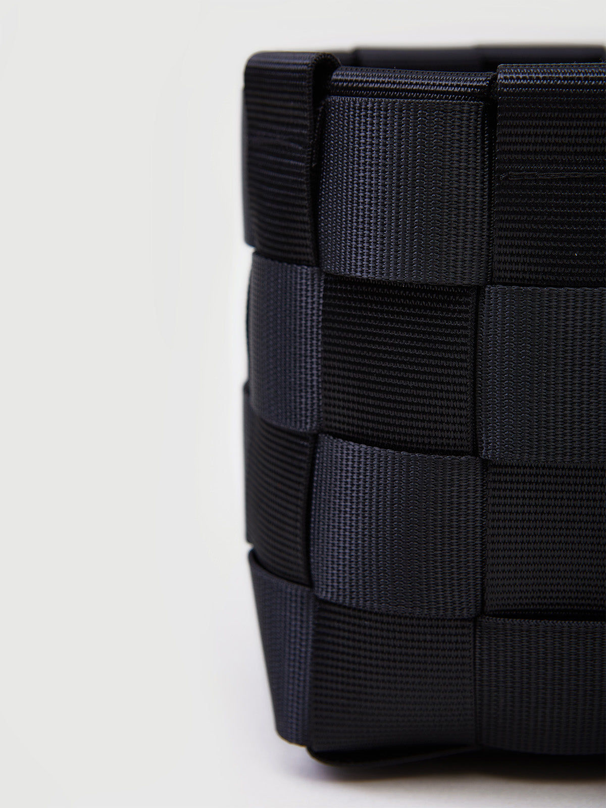 M702//WIDE WEB.SMALL.SQUARE BASKET - lead black