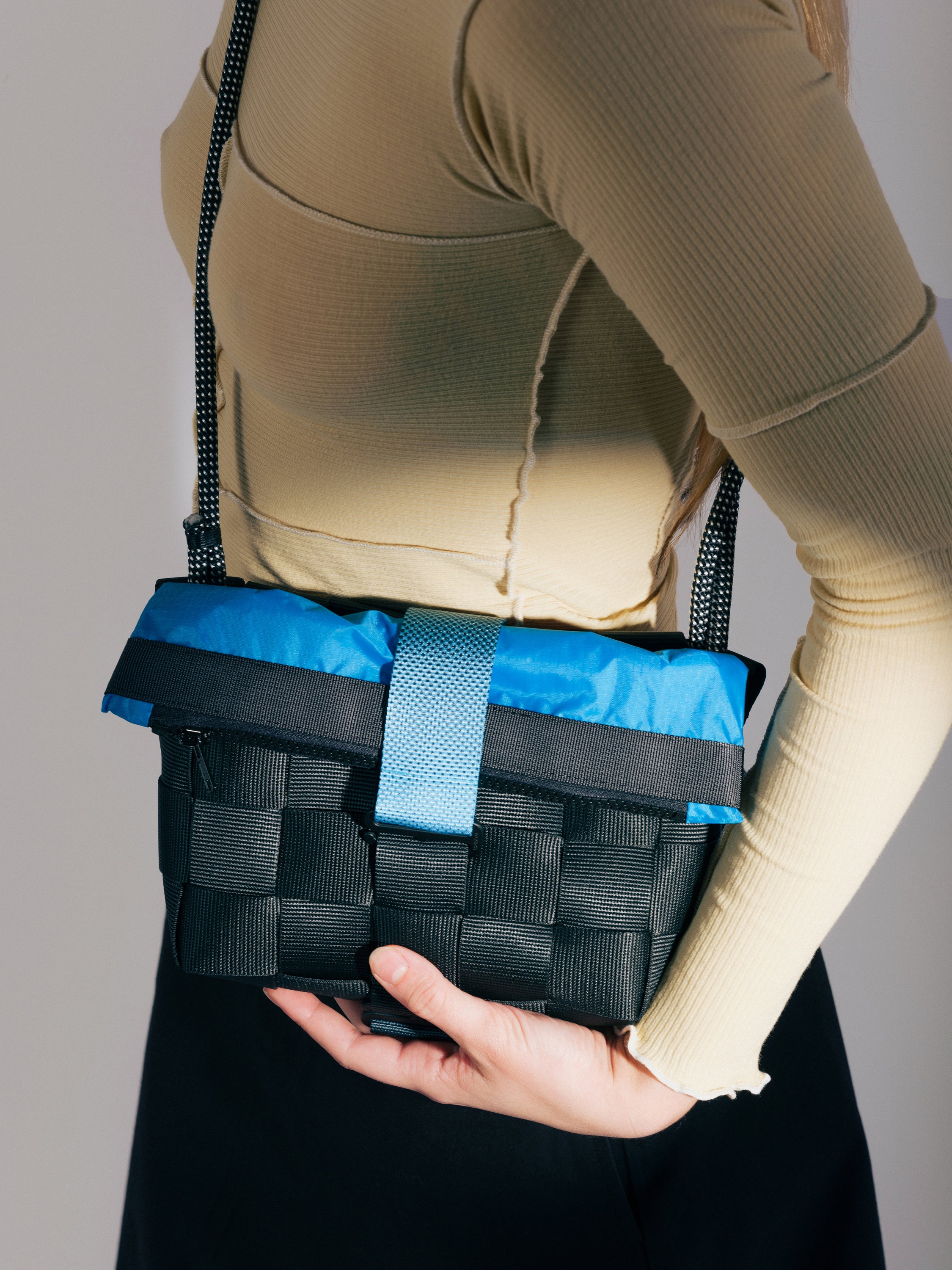 M511//WIDE WEB.CLOSING STRAP GRADIENT - sodium blue